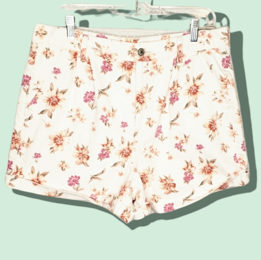 American Eagle Mom Shorts White Floral